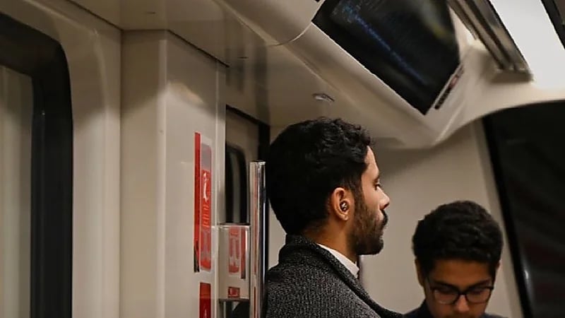 النقل العام بالرياض يناشد الركاب: لا تجلسوا على أرضية القطار