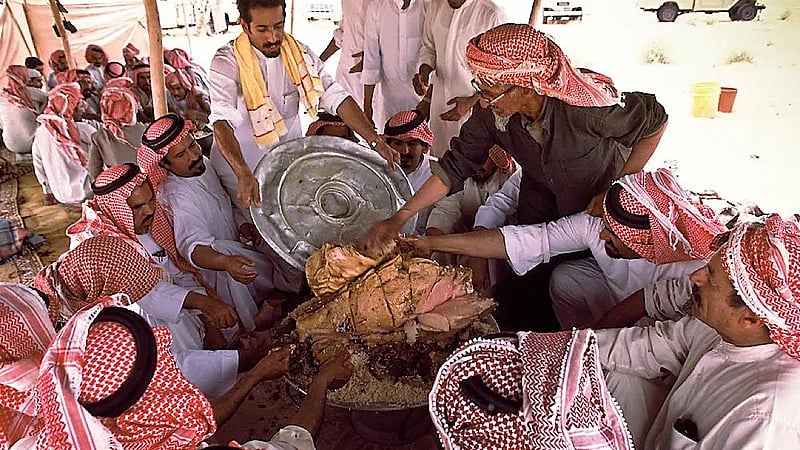لقطة نادرة لوليمة في صحراء الدهناء قبل ٤٢ سنة