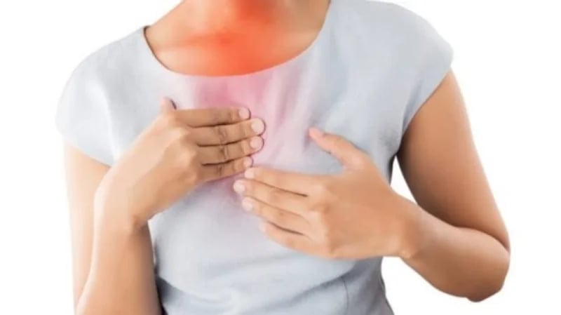 أخصائي: الطعام الساخن يؤدي لحروق خطيرة بالبلعوم والمريء .. فيديو