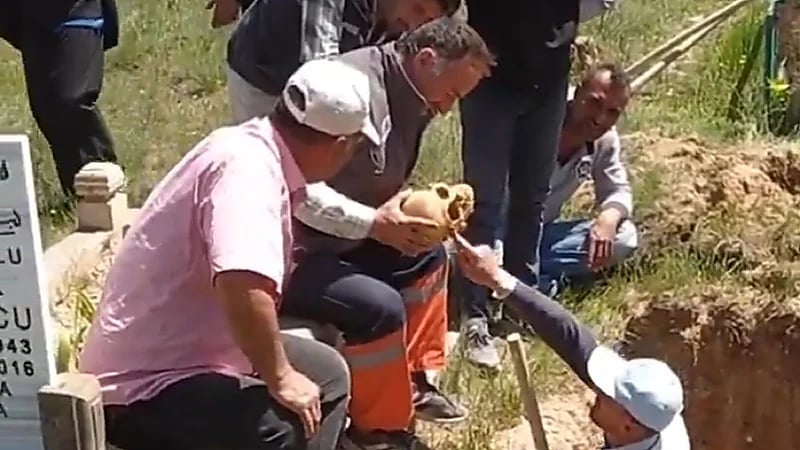 غضب واسع في تركيا بعد نبش قبر والعبث بجمجمة ميت ..فيديو