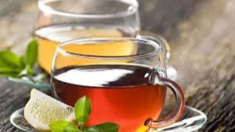 طبيب: 6 فوائد مذهلة لتناول الشاي الأسود والأخضر يومياً .. فيديو