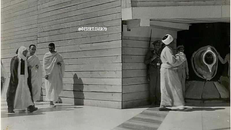 صورة نادرة لعملية ترميم الكعبة المشرفة