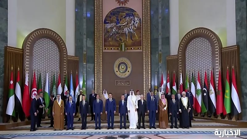 صورة جماعية لرؤساء الوفود المشاركة في أعمال القمة العربية.. فيديو