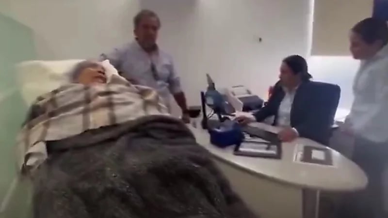 تعنت موظفة يجبر عجوز على الذهاب لبنك علي سرير مستشفى ..فيديو