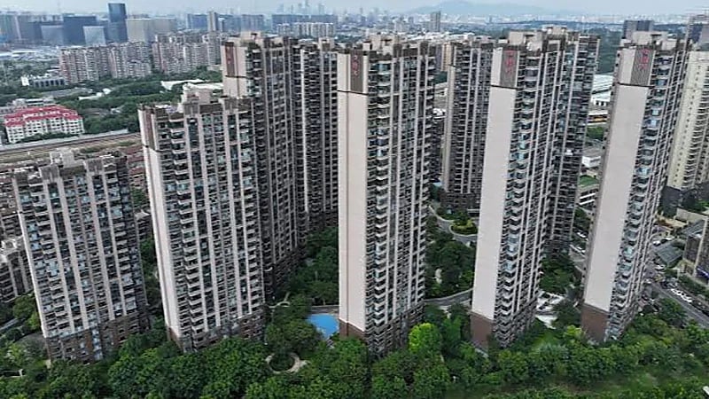 امرأة تنجو بأعجوبة بعد سقوطها من الطابق الـ12