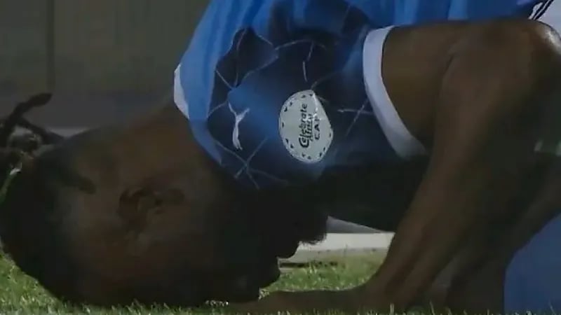 لاعب بيراميدز يعتنق الإسلام ويغير اسمه ..فيديو