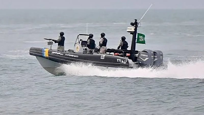 حرس الحدود ينقذ مواطنًا تعطلت واسطته البحرية في عرض البحر بجدة