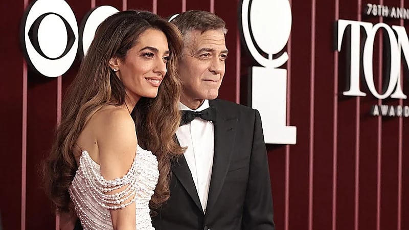 جورج كلوني وزوجته يخطفان الأنظار في حفل توزيع جوائز Tony Awards