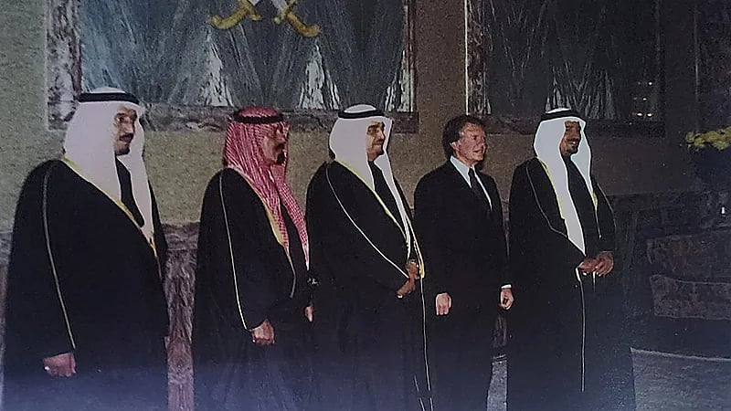 لقطة نادرة للملك خالد وهو في استقبال الرئيس الأمريكي كارتر في مطار الرياض