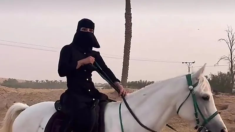 الجوزاء الرشيدي من طفلة هاوية لركوب الخيل إلى خيالة ومدربة .. فيديو