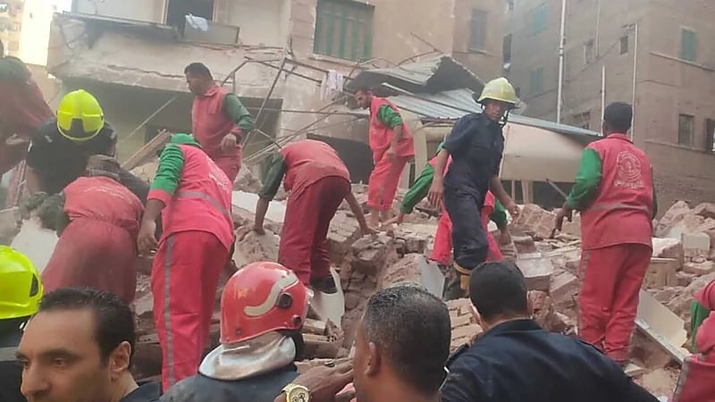 انهيار عقارين من أربعة طوابق بمصر