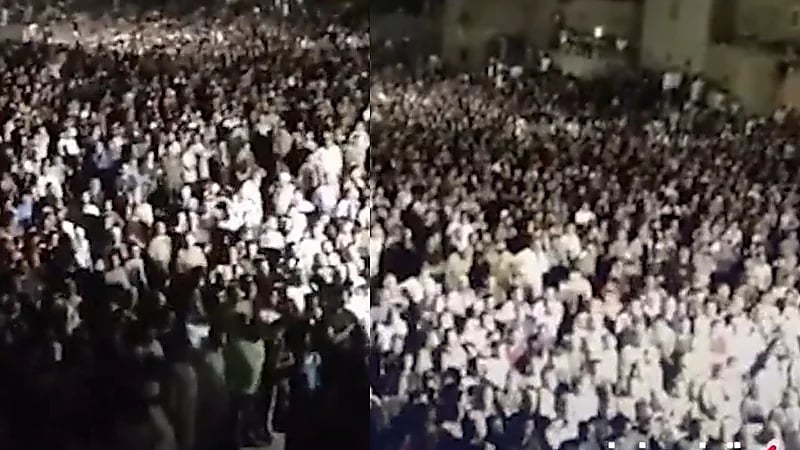 تشييع مهيب لـ19 فتاة لقين حتفهن في حادث تصادم مأساوي .. فيديو