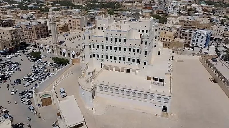 المملكة تعيد ترميم قصر سيئون التاريخي باليمن .. فيديو