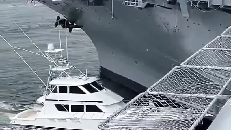 حادث تصادم بين سفينة صيد وحاملة طائرات أمريكية والقبض على قائدها مخموراً .. فيديو