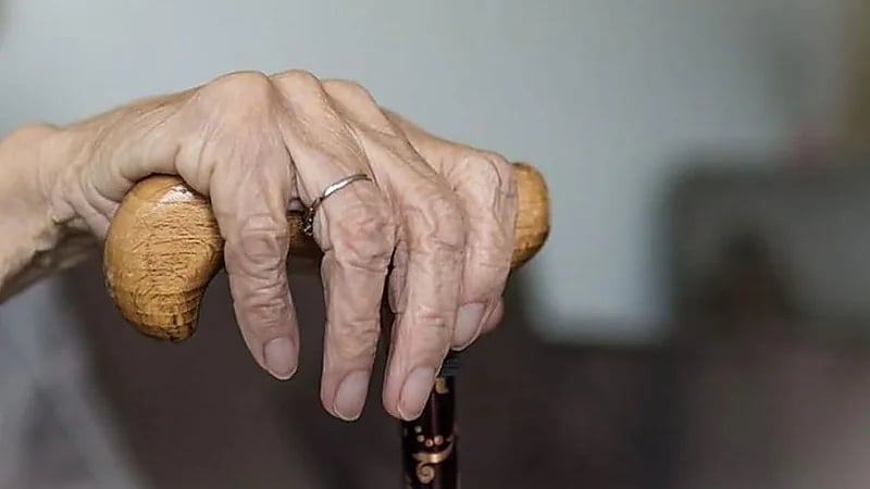 المشي المتكرر لدى مرضى الخرف: سلوك مقلق يكشف احتياجًا خفيًا