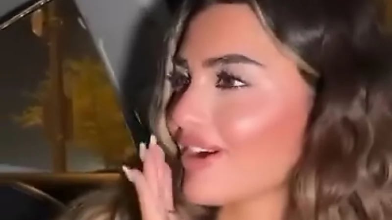 فتاة لبنانية تتحدى صديقاتها السعوديات في اختبار اللهجة السعودية .. فيديو