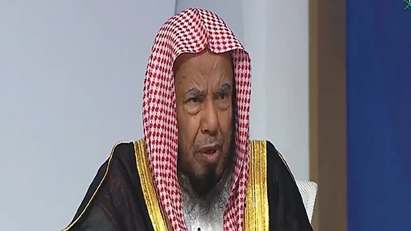 حكم التسليم مع الإمام في حالة الشك في عدم قراءة التشهد .. فيديو