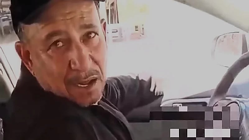 عراقية تكسر زجاج سيارة متحرش أمام المارة .. فيديو