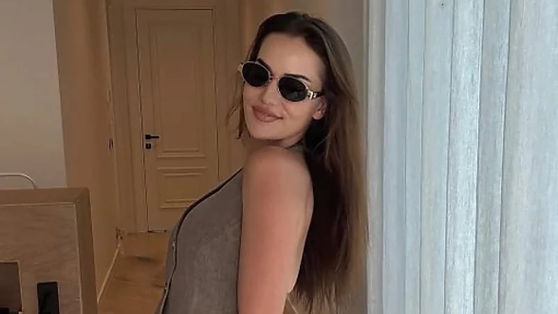 بإطلالات صيفية مع عائلتها: فهرية أفجان تخطف الأنظار من قلب عطلتها .. صور