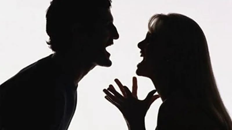 رجل يتدلى من شرفة الطابق الخامس رفضًا لطلاق زوجته