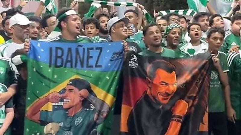 جماهير الأهلي تُشعل الأجواء قبل موقعة بطل القارات.. فيديو