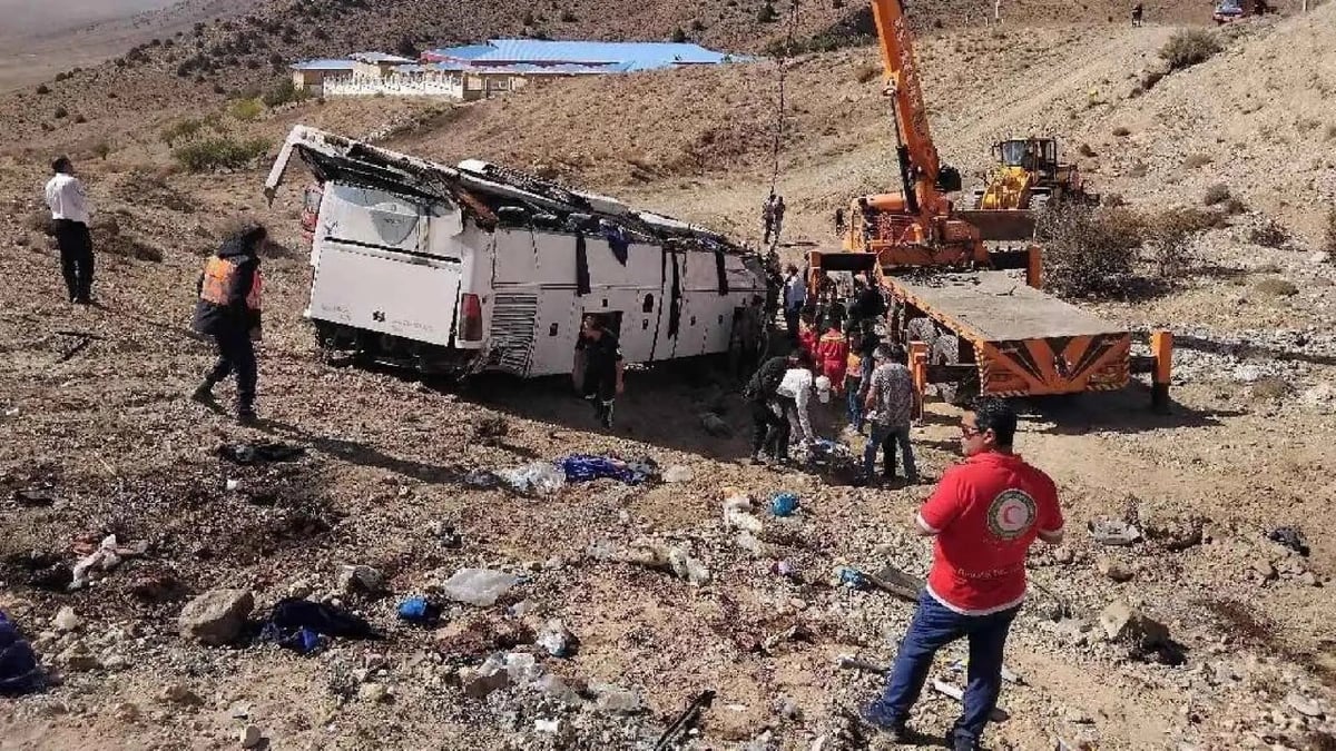 سقوط حافلة شمال شرق طهران يسفر عن قتلى وإصابات.. فيديو