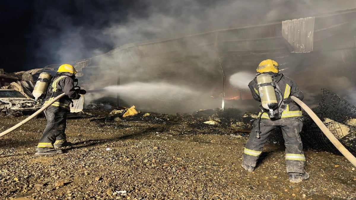 الدفاع المدني يسيطر على حريق مستودعين بالمدينة