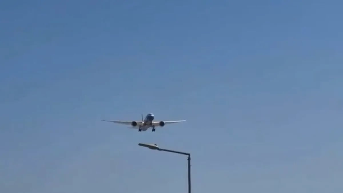 هبوط ناجح لطائرة بوينغ الاختبارية B777-9 في دبي.. فيديو