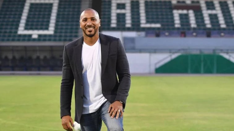 سيموس يغادر منصبه في الجهاز الإداري للوحدة