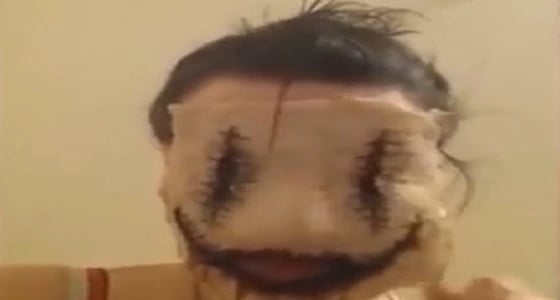 بالفيديو.. نهاية مؤلمة لسيدة ألتصق بوجهها قناع مرعب