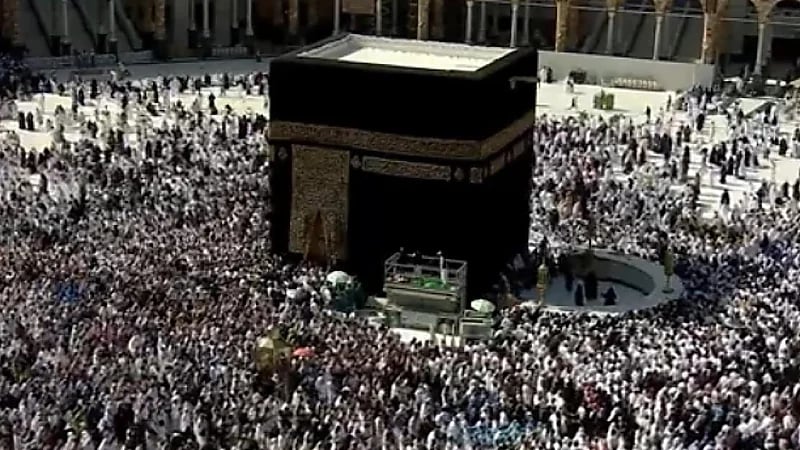بالفيديو.. حشود غفيرة من المعتمرين في صحن الطواف