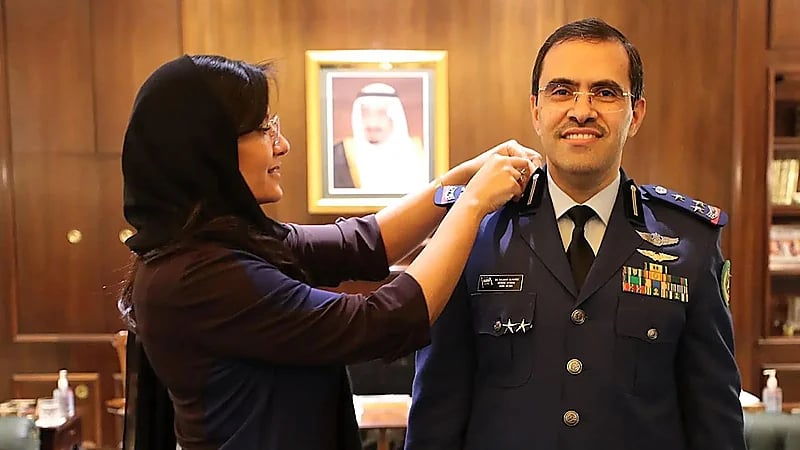 سفيرة المملكة لدى الولايات المتحدة تقلد الملحق العسكري بالسفارة رتبته الجديدة