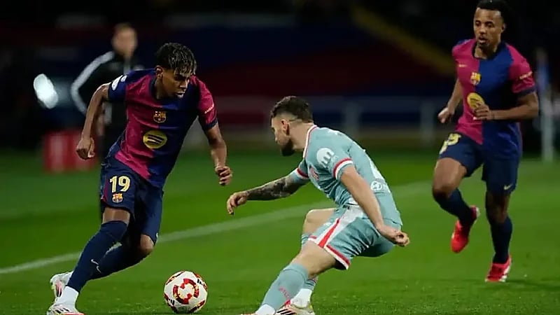 فضيحة تحكيمية في مواجهة برشلونة وأتلتيكو مدريد .. فيديو