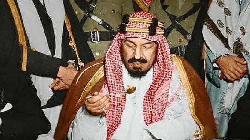 صورة نادرة للملك عبدالعزيز خلال مأدبة عشاء قبل 78 عاماً