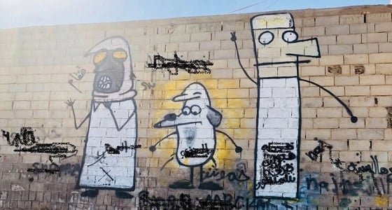 فنان مجهول يظهر موهبته برسومات كرتونية علي جدران تيماء