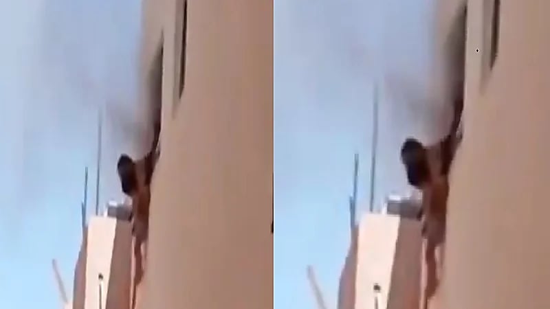 بالفيديو.. أب ينقذ أولاده برميهم من النافذة بعد اندلاع حريق