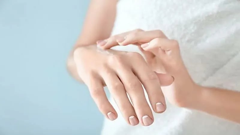 طرق بسيطة لمنع ظهور علامات التقدم فى السن باليدين