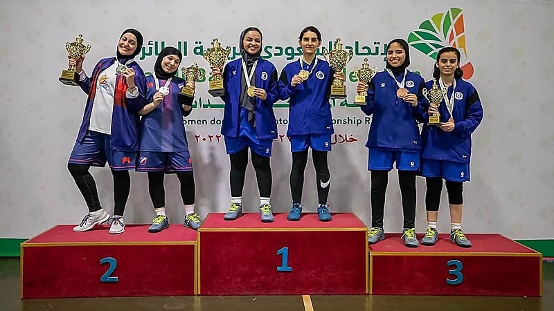 بالصور.. الريشة تتوج بطلات بطولة المملكة