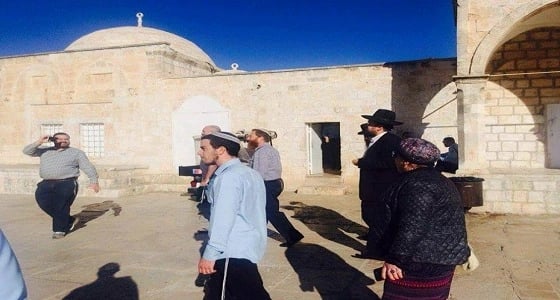 بالصور.. عشرات المستوطنين يقتحمون سطح مسجد " قبة الصخرة "