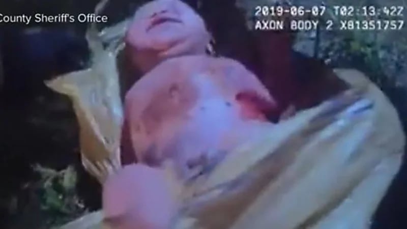 القبض على امرأة ألقت رضيعتها في الغابة