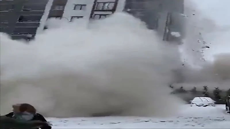 شاهد.. انهيار مبنى "مقاوم للزلازل" جراء زلزال تركيا المدمر
