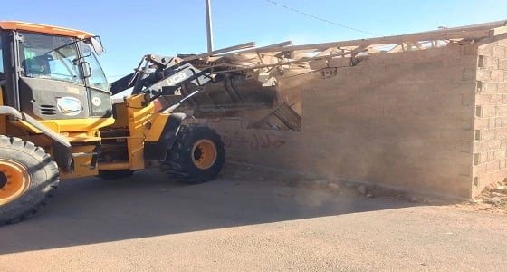 بالصور.. بلدية أم خنصر تزيل عدد من التعديات علي الأراضي الحكومية