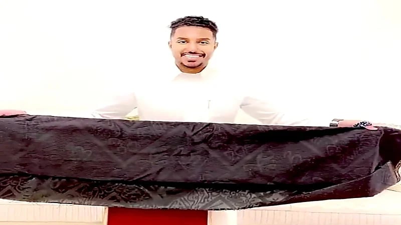 بالفيديو.. عضو الهلال يهدي "الدوسري" قطعة من كسوة الكعبة المشرفة