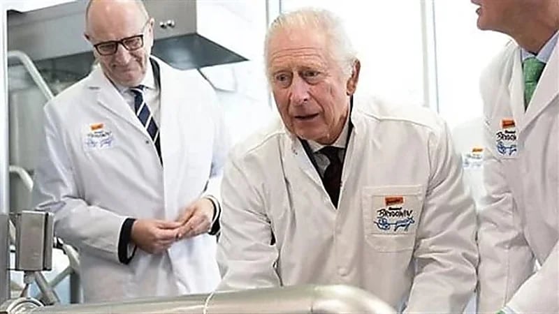 شاهد.. الملك تشارلز الثالث وهو يصنع الجبن خلال زيارته لـ ألمانيا