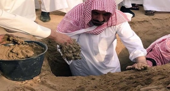 مشاهد مؤثرة لأمير نجران لحظة دفن ابن أخيه