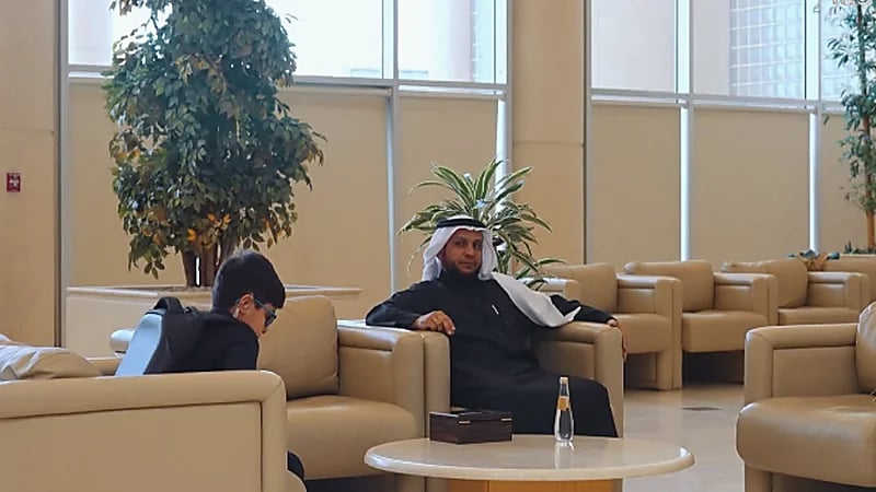 بالفيديو ..  طالب يفاجئ معلمه برسالة شكر لتبرعه له بكليته