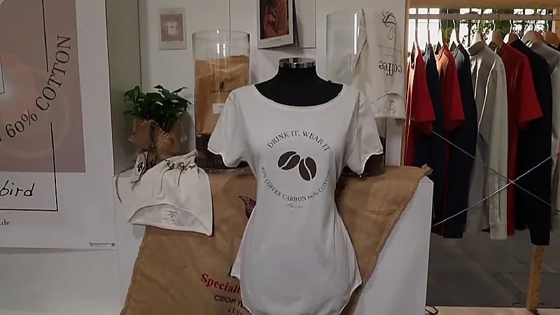 ملابس من الفطريات وبقايا الطعام