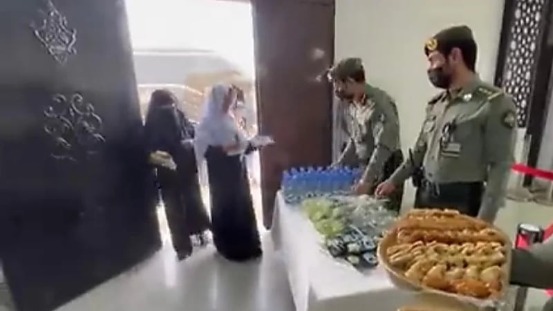 بالفيديو.. وصول الدفعة الأولى من الأشقاء اليمنيين القادمين لآداء مناسك الحج