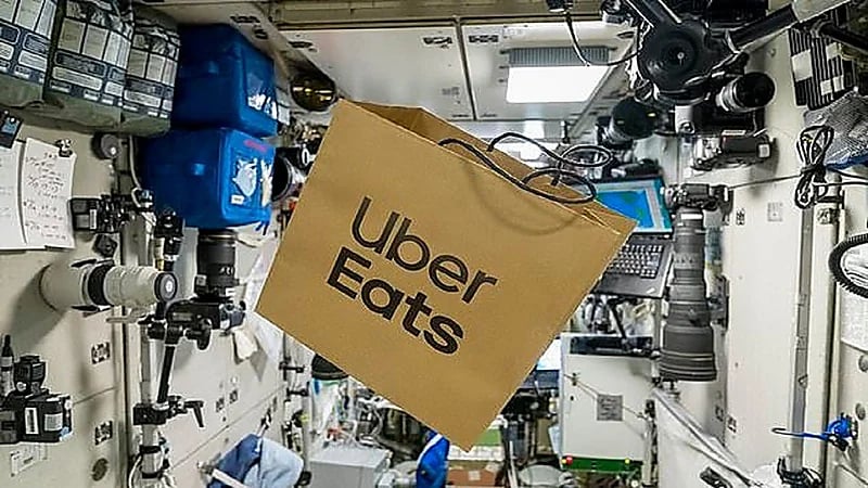 بالصور.. توصيل وجبات غذائية ديليفري إلى الفضاء لأول مرة