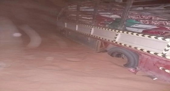 بالصور.. إخراج سيارة شحن علقت بالرمال في الثمامة